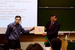 ѧߤӛƷٛ Presentation of souvenirs by Foreign student society representative